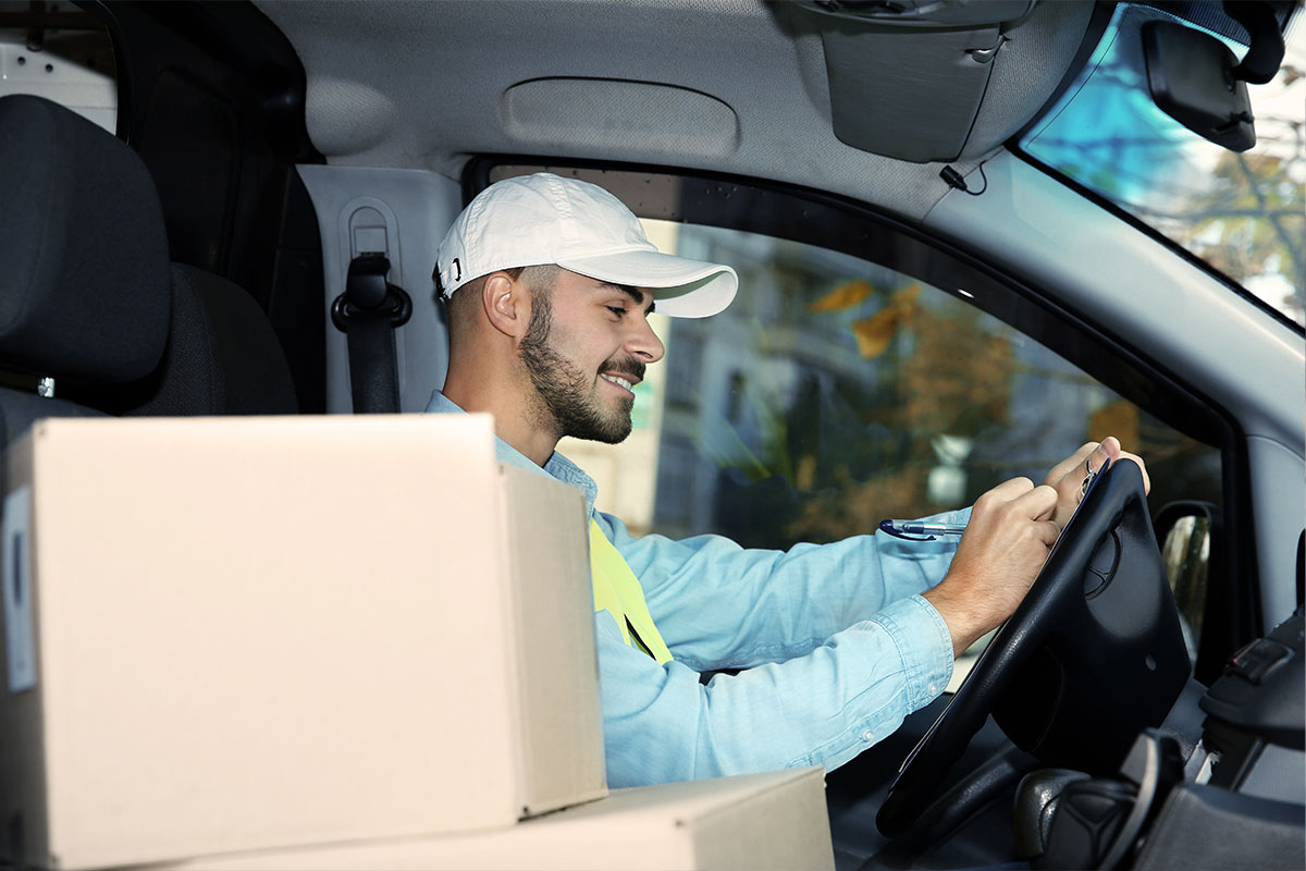 Kurierfahrer mit Paket für Express Lieferung
