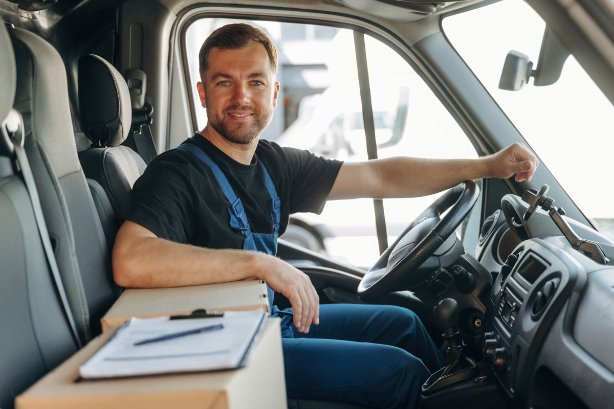 Mitarbeiter bei der Beladung von Transportgut für einen Logistiktransport in Hamm